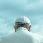 Guardare il conclave da atei: il mistero, il potere, l’attesa di una fumata