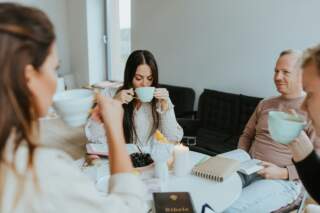 Vibe e la fatica di trovare un momento libero offline per un caffè o una cena insieme